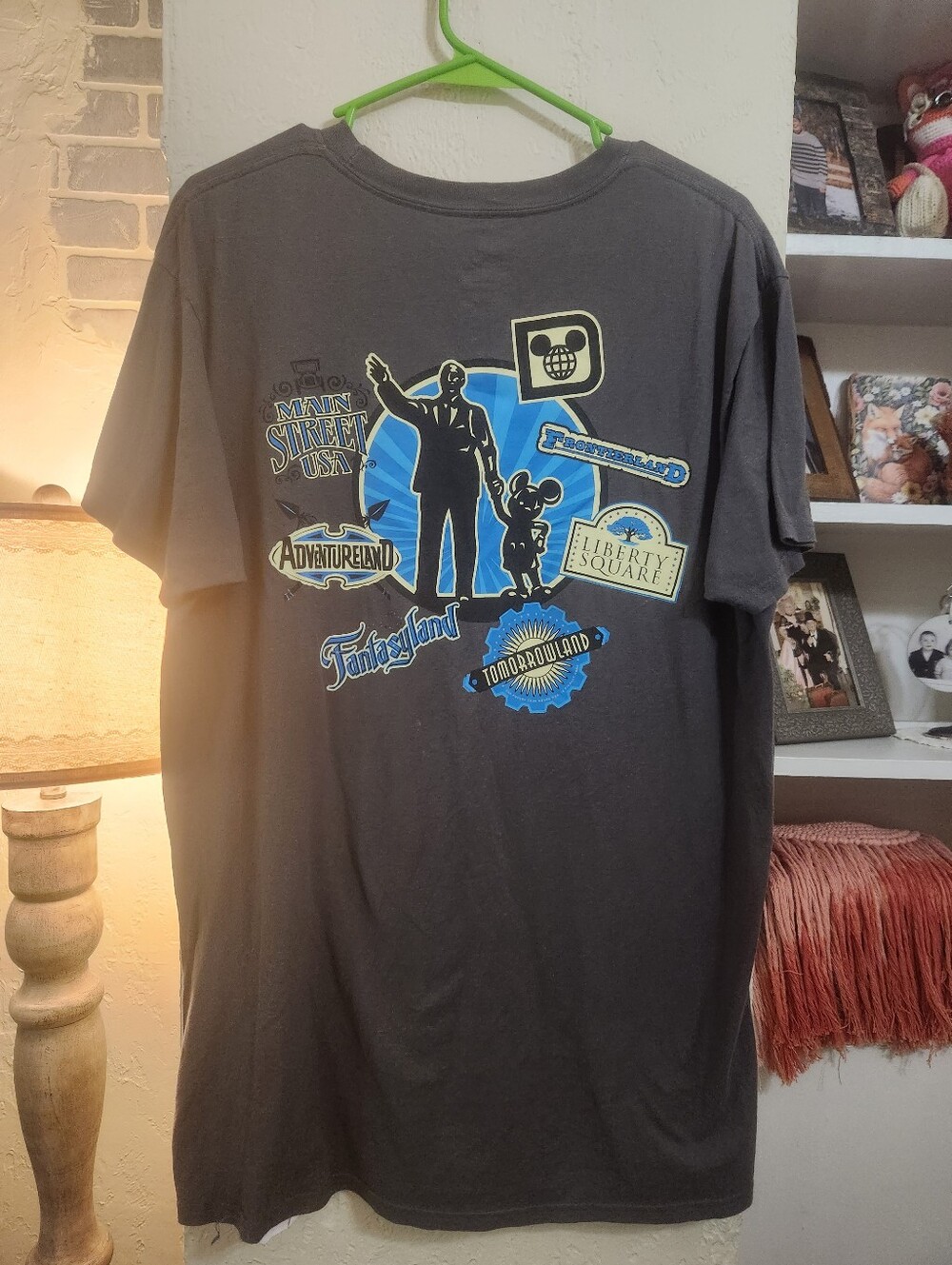 Disneyland Walt Disney World Fantasyland T-shirt Size Large P2p 21.5 - Picture 2 of 9